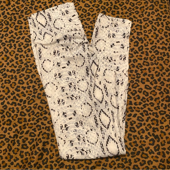 Snake Python Print Scrunch Butt Leggings - Picture 2 of 2